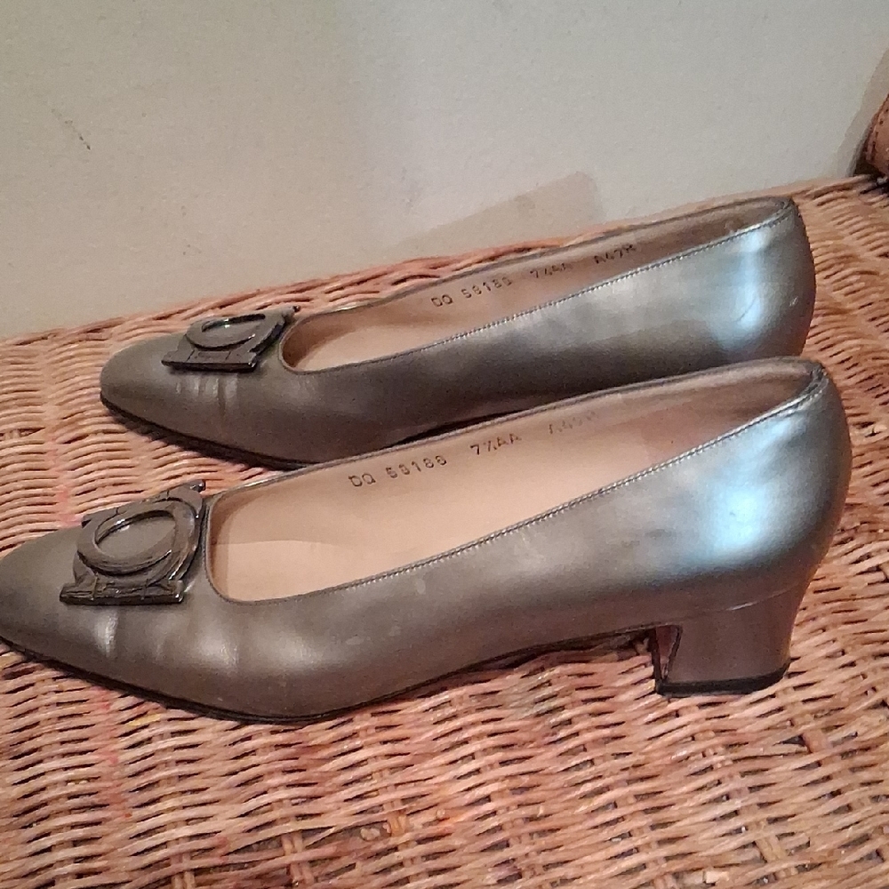 Salvatore Ferragamo Women's Metallic Gray Heels Size 7 1/2 AA - Picture 9 of 15